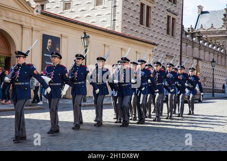 Prag, tschechische Republik - April 2018: 12:00 Uhr guard Ändern der Prager Burg Stockfoto