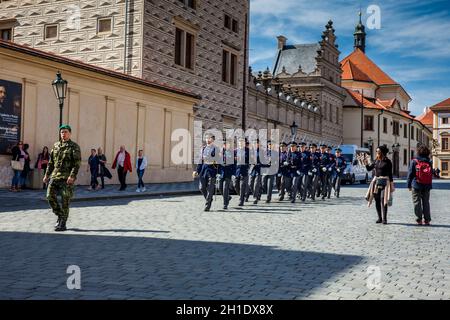 Prag, tschechische Republik - April 2018: Touristen am Mittag guard Ändern der Prager Burg auf der Suche Stockfoto