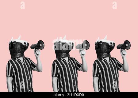 Drei Männer, die Kuhmasken tragen, sprechen in schwarz-weiß vor einem rosa Hintergrund in Megaphone Stockfoto