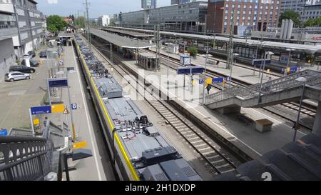 Blick auf den schnell menschenleeren Hauptbahnhof von Freiburg im Breisgau. Es ist der lange und schwierige Weg zurück in den Alltag. Wie hier in Freiburg Stockfoto