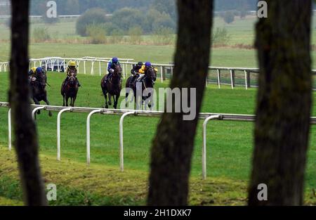 Hirsch Horn von Jockey Hollie Doyle (rechts) gewinnt die Phil Bull Trophy Conditions Stakes auf der Pontefract Racecourse, West Yorkshire. Bilddatum: Montag, 18. Oktober 2021. Stockfoto