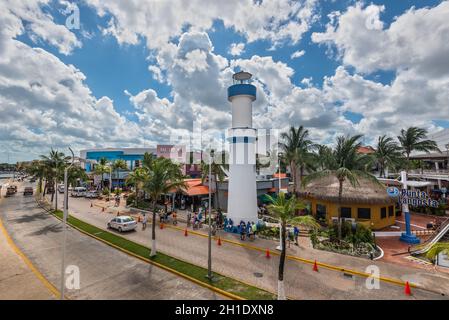 Cozumel, Mexiko - 24. April 2019: Schöner Kai mit weißem Leuchtturm, der Tausende von Touristen anzieht, um berühmte Geschäfte und Restaurants in Cozum zu besuchen Stockfoto