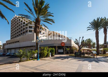 Eilat, Israel - 7 November, 2017: Blick auf die Dan Eilat Hotel, Resort Stadt elat an der Küste des Roten Meeres entfernt. Cafe im Vordergrund. Stockfoto