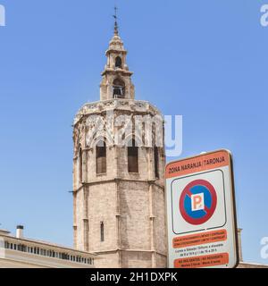 Valencia, Spanien - 16. Juni 2017: Schild weist auf eine Orange Parkplatz (Zona Naranja) und eine beschränkte und kontrollierte Parkplatz in der Dentre ci Stockfoto