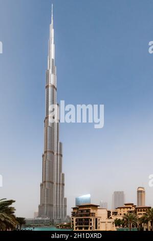 DUBAI, VAE - 18. FEBRUAR 2012 : DUBAI, VAE - 18. FEBRUAR: Downtown Dubai Area überblickt die tanzenden Brunnen mit der Burj Khalifa Fassade am 18. Februar, Stockfoto