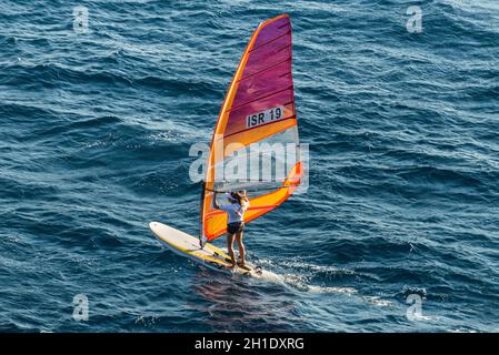 Eilat, Israel - 7 November, 2017: Oberfläche Wassersport: Mädchen auf Windsurfen. Windsurfer Segeln im Golf von Eilat, Roten Meer in Israel. Stockfoto