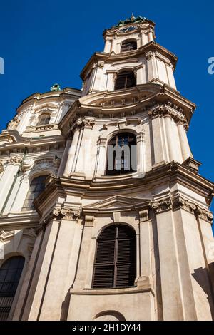 Fassade der antiken und schönen St. Nikolaus-Kirche Prager Altstadt Stockfoto