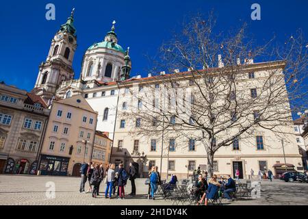 PRAG, TSCHECHISCHE REPUBLIK - APRIL, 2018: Wunderschöne Nikolaikirche und Architektur in der Prager Altstadt Stockfoto