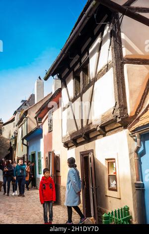 Prag, tschechische Republik - April 2018: Touristen im Golden Lane eine Straße in der Prager Burg, der ursprünglich im 16. Jahrhundert gelegene Schloss zu Haus Stockfoto