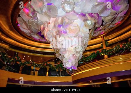 Fort Lauderdale - 9. Dezember 2019: Das Fragment des Innenraums des Holland-Amerika-Kreuzfahrtschiffs Eurodam am Seehafen Port Everglades in Fort Lauderdale, Flo Stockfoto