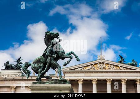 Die historische österreichische Parlament Gebäude abgeschlossen im Jahr 1883 und auf die Ringstraße Boulevard im ersten Bezirk von Wien entfernt Stockfoto