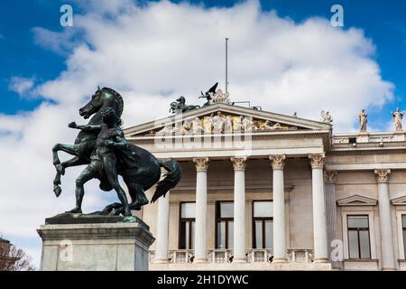 Die historische österreichische Parlament Gebäude abgeschlossen im Jahr 1883 und auf die Ringstraße Boulevard im ersten Bezirk von Wien entfernt Stockfoto