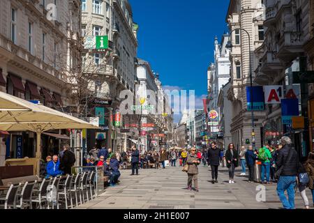 Wien, ÖSTERREICH - April 2018: die Kärntner Straße, der bekanntesten Einkaufsstraße im Zentrum Wiens Stockfoto