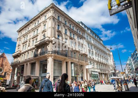 Wien, ÖSTERREICH - April 2018: die Kärntner Straße, der bekanntesten Einkaufsstraße im Zentrum Wiens Stockfoto
