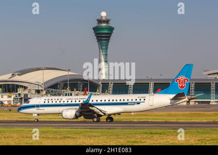 Guangzhou, China – 24. September 2019: China Southern Airlines Embraer 190 Flugzeug am Guangzhou Baiyun Flughafen (CAN) in China. Stockfoto