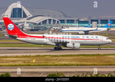 Guangzhou, China – 25. September 2019: Sichuan Airlines Airbus A330-200 Flugzeug am Guangzhou Baiyun Flughafen (CAN) in China. Airbus ist eine europäische airc Stockfoto