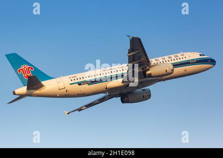 Tianjin, China – 29. September 2019: China Southern Airlines Airbus A320 Flugzeug am Tianjin Flughafen (TSN) in China. Airbus ist ein europäischer Flugzeugmann Stockfoto