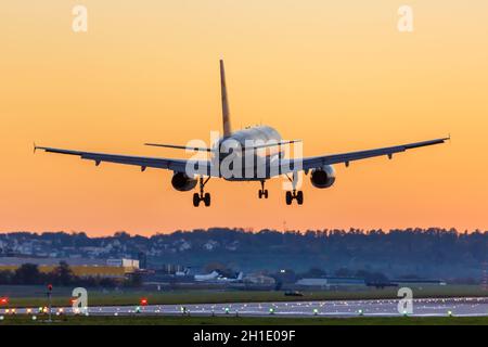 Stuttgart, 15. Oktober 2017: Aegean Airbus A320 am Flughafen Stuttgart (STR) in Deutschland. Airbus ist ein europäischer Flugzeughersteller b Stockfoto