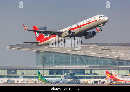 Tianjin, China – 29. September 2019: Sichuan Airlines Airbus A321 Flugzeug am Tianjin Flughafen (TSN) in China. Airbus ist ein europäischer Flugzeughersteller Stockfoto