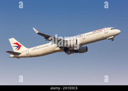 Tianjin, China – 29. September 2019: China Eastern Airlines Airbus A321 Flugzeug am Tianjin Flughafen (TSN) in China. Airbus ist ein europäisches Flugzeugmanu Stockfoto
