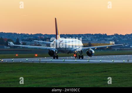 Stuttgart – 15. Oktober 2017: Germanwings Airbus A320 am Flughafen Stuttgart (STR) in Deutschland. Airbus ist eine europäische Flugzeugmanufaktur Stockfoto