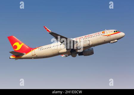Tianjin, China - 29. September 2019: Airbus A320 von Tianjin Airlines auf dem Flughafen Tianjin (TSN) in China. Airbus ist eine europäische Flugzeugmanufactur Stockfoto