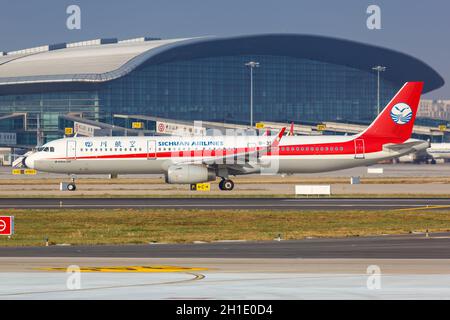 Tianjin, China – 29. September 2019: Sichuan Airlines Airbus A321 Flugzeug am Tianjin Flughafen (TSN) in China. Airbus ist ein europäischer Flugzeughersteller Stockfoto