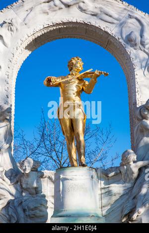 Wien, ÖSTERREICH - April 2018: Denkmal für Johann Strauss II am Stadtpark in einem schönen Frühjahr Tag Stockfoto