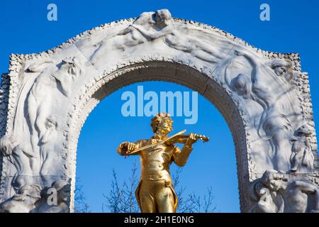 Wien, ÖSTERREICH - April 2018: Denkmal für Johann Strauss II am Stadtpark in einem schönen Frühjahr Tag Stockfoto