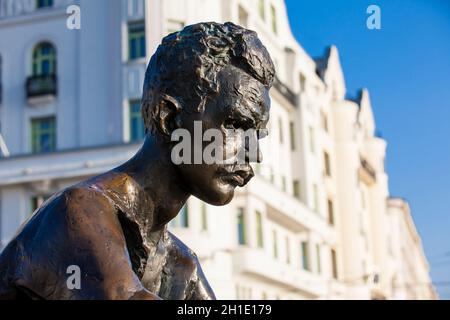 BUDAPEST, Ungarn - April, 2018: sitzende Statue des ungarischen Dichters Attila József in der Nähe des Parlaments in Budapest Stockfoto