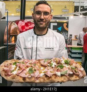 London, Großbritannien, 18. Oktober 2021. Pizza & Pasta Show in London Olympia feiert sein 5. Jahr, vereint die besten in der Branche von den Top-Köchen, die Pizza non-stop für die Besucher vorbereitet, um die Hersteller von Industrieöfen, Kaffeemaschinen Lieferservice. Die dringend benötigte Gelegenheit des britischen Pizza-Sektors, seinen Anteil an dem zu nehmen, was id als £4 Milliarden Pfund geschätzt hat.Paul Quezada-Neiman/Alamy Live News Stockfoto