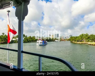 Fort Lauderdale - 11. Dezember 2019: Die Menschen auf dem Schiff, beliebte Touristenattraktion von Ft. Lauderdale, Florida zeigt den Strand, Yachten Stockfoto