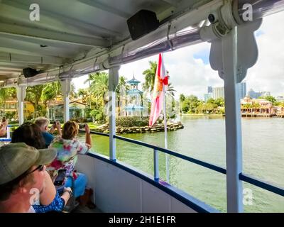 Fort Lauderdale - 11. Dezember 2019: Die Menschen auf dem Schiff, beliebte Touristenattraktion von Ft. Lauderdale, Florida zeigt den Strand, Yachten Stockfoto