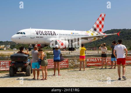 Skiathos, Griechenland - 2. August 2019: Flugzeug Volotea Airbus A319 auf dem Flughafen Skiathos (JSI) in Griechenland. Airbus ist ein europäischer Flugzeughersteller mit Sitz Stockfoto