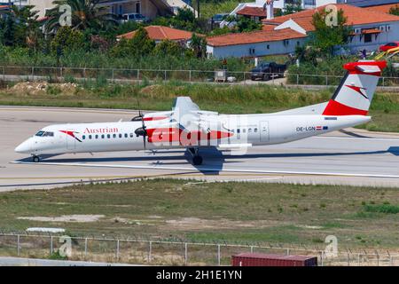 Skiathos, Griechenland – 27. Juli 2019: Austrian Airlines Bombardier DHC-8-400 Flugzeug am Skiathos Flughafen (JSI) in Griechenland. Stockfoto