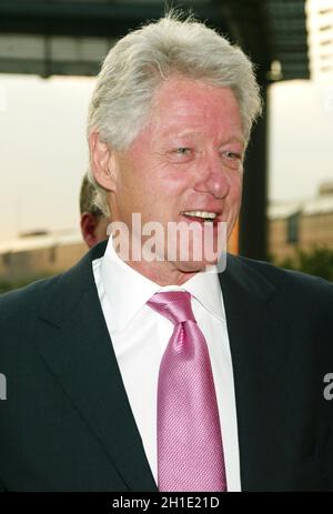 NEW YORK, NY - 23. JUNI: Bill Clinton kommt zur 60. Geburtstagsparty für Nydia Velazquez, die am 23. Juni 2003 in der Copa in New York City stattfand. Quelle: Joseph Marzullo/MediaPunch Stockfoto