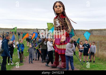 Grande-Synthe, Dunkirk, 17. Oktober 2021. „Walk with Amal“, die riesige Marionette, die ein syrisches Flüchtlingsmädchen zeigt, in den Straßen von Calais, am 17. Oktober 202&. Foto von ABACAPRESS.COM Stockfoto