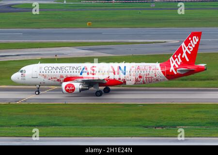 Changi, Singapur – 29. Januar 2018: Air Asia Airbus A320 Flugzeug am Changi Flughafen (SIN) in Singapur. Airbus ist ein europäischer Flugzeughersteller b Stockfoto