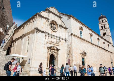 DUBROVNIK, KROATIEN - April 2018: Touristen in der Kirche St. Spasa auf Stradun Straße in der Altstadt von Dubrovnik Stockfoto