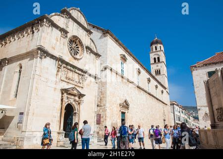 DUBROVNIK, KROATIEN - April 2018: Touristen in der Kirche St. Spasa auf Stradun Straße in der Altstadt von Dubrovnik Stockfoto