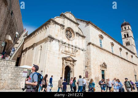 DUBROVNIK, KROATIEN - April 2018: Touristen in der Kirche St. Spasa auf Stradun Straße in der Altstadt von Dubrovnik Stockfoto