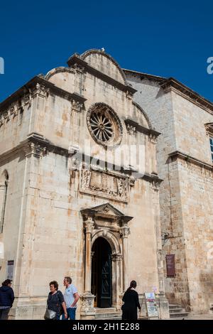 DUBROVNIK, KROATIEN - April 2018: Touristen in der Kirche St. Spasa auf Stradun Straße in der Altstadt von Dubrovnik Stockfoto