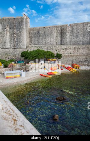 DUBROVNIK, KROATIEN - April 2018: Kajaks für Kolorina Strand in einer schönen Frühlingstag in Dubrovnik. Stockfoto