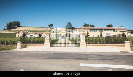 Saint Emilion, Frankreich - 26. Mai 2017: lagervorderseite des Gebäudes eines Saint Emilion Grand Cru Weinproduzenten, Chateau Pavie an einem Frühlingstag Stockfoto