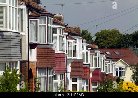 Eine Reihe von Reihenhäusern mit hoher Dichte in den Vororten im Südwesten Londons. Stockfoto