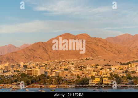 Aqaba, Jordanien - November 6, 2017: Arabische Stadtbild von Aqaba die südlich der Stadt in Jordanien am Roten Meer Wasser Landschaft Landschaft mit Sand Stein des Stockfoto