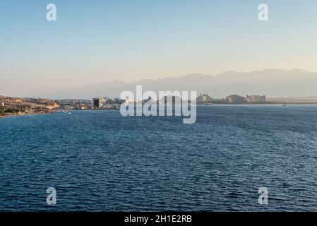 Eilat, Israel - 7 November, 2017: Panoramablick von Cargo Port auf Eilat Stadt - berühmte touristische und Resort in Israel statt. Stockfoto