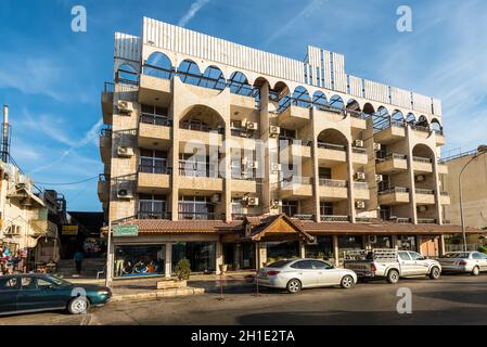 Aqaba, Jordanien - November 6, 2017: Street View von Aqaba am Tag mit parkenden Autos in der Nähe von touristischen Geschäften und Hotels in Aqaba, Jordanien. Stockfoto