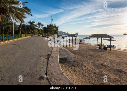 Aqaba, Jordanien - November 6, 2017: die Menschen zu Fuß entlang der Promenade auf der zentralen öffentlichen Al-Ghandour Strand in Aqaba, Jordanien. Stockfoto