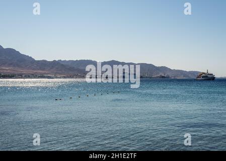 Aqaba, Jordanien - November 6, 2017: Blick auf die Cargo marine Hafen von Aqaba. Die Lage des Hafen zwischen Afrika und dem Nahen Osten. Stockfoto